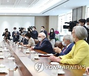 미국 학계 및 전·현직 주요 인사 접견하는 윤석열 대통령