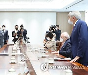 미국 학계 및 전·현직 주요 인사 접견하는 윤석열 대통령