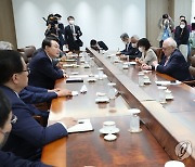 미국 학계 및 전·현직 주요 인사 접견하는 윤석열 대통령