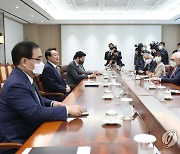 미국 학계 및 전·현직 주요 인사 접견하는 윤석열 대통령