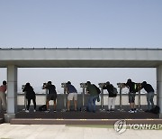 DMZ 바라보는 관광객들