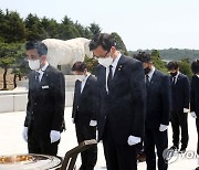 참배하는 한훈 통계청장