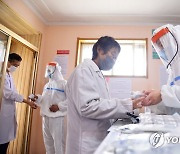 의약품 공급하는 북한 군의관들