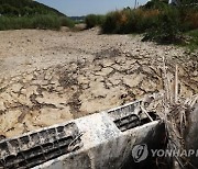 바닥 드러낸 저수지, 타들어 가는 밭작물..전국 가뭄 확산