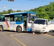 충북 영동서 시내버스·화물차 부딪쳐..6명 다쳐