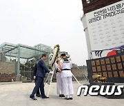 천안함 46용사 추모하는 한덕수 국무총리