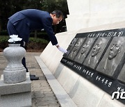 제2연평해전 전사자 초상 동판 만지는 한덕수 총리