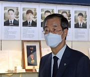 천안함 46용사 유품 살펴보는 한덕수 총리