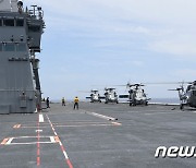 마라도함에서 이함 준비하는 미국 해상작전헬기