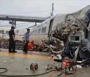 중국서 산사태로 고속열차 탈선..기관사 사망·7명 부상