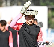 조영욱, '축구화로 우즈벡 태양 피하고' [사진]