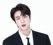 방탄소년단 진, 뱀파이어도 울고 갈 방부제 미모 '수트의 정석'