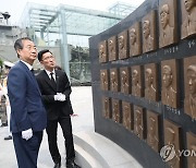 천안함 46용사 추모비 참배한 한덕수 총리