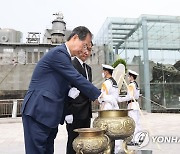 천안함 46용사 추모비 참배하는 한덕수 총리
