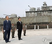 천안함 46용사 추모비 참배하는 한덕수 총리