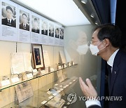 천안함 46용사 기념관 둘러보는 한덕수 총리