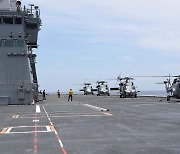 한국 상륙함에서 이함 준비 중인 미국 헬기