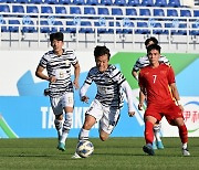 [U-23 아시안컵] '조영욱 골' 10명 뛴 한국, 베트남과 1-1 충격 무승부