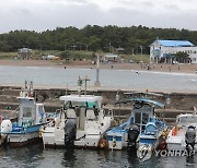 비바람에 한산한 바닷가