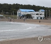 비바람에 한산한 바닷가