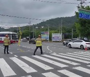 덤프트럭 신호위반하고 전봇대 들이받아