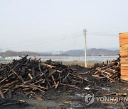 군산 폐목재 야적장서 불..소방당국 진화 중