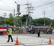 광주 북구서 덤프트럭 전봇대에 '쾅'..차량 운행 차질