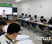 6월 모의평가 문제 분석하는 학원 강사들