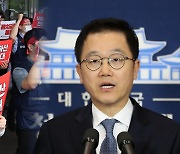 출근길 막힌 산은 회장..'부산 이전'에 거센 반발