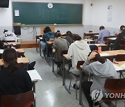 졸업생도 치른 올해 첫 모의고사