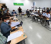 6월 모의고사 문제분석하는 학원 강사들