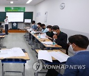 6월 모의고사 문제분석하는 학원 강사들