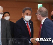 주한 대사관 관계자들과 인사하는 박진 장관