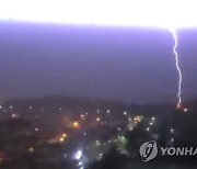 [날씨] 전국 곳곳 천둥·번개 동반 소나기..내륙에는 우박