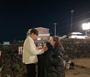 한지민, 다운증후군 배우 정은혜 위해 깜짝 생파..훈훈 자매 케미(ft. 김우빈)