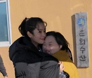 한지민, '다운증후군 언니' 정은혜 꼭 껴안고 생일파티..김우빈까지 훈훈