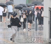 [날씨] 흐리고 곳곳 소나기..일부 지역 돌풍에 천둥·번개