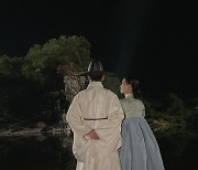 강한나, 이준과 다정한 투샷♥..뒷모습만 봐도 케미 폭발 [스타IN★]