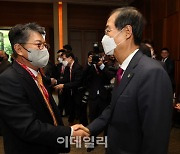 [포토]인사 나누는 곽재선 이데일리 회장-한덕수 국무총리