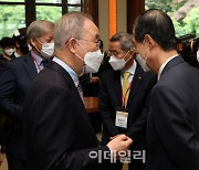 [포토]이야기 나누는 한덕수 국무총리-반기문 전 유엔 사무총장