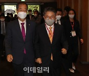 [포토]이야기 나누며 전략 포럼 향하는 곽재선 이데일리 회장-한덕수 국무총리