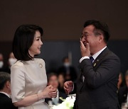 김건희 "쥴리 아닌 거 알죠?" 발언에 윤호중 '활짝'