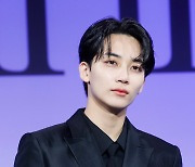 세븐틴 정한, 팔꿈치 힘줄 손상 악화로 수술 "현재 퇴원 후 휴식 중"