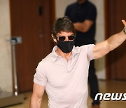 마스크 쓰고 입국하는 톰 크루즈