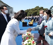 김건희 여사, 이번엔 서울서 김정숙 여사와 '깜짝 만남'