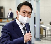 尹 지인 아들, 대통령실 근무 논란..野 "사적 채용" 대통령실 "악의적"