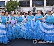 공연하는 파라과이 노인 전통무용단