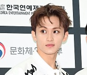 NCT드림 마크, 별빛처럼 엄지 척 [포토엔HD]