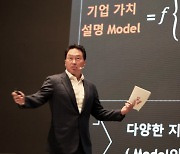 '모자 3개' 쓴 최태원 종횡무진..그룹 경영에 민간 외교까지