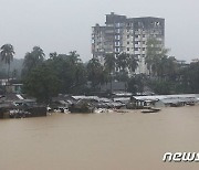 몬순 폭우로 물에 잠긴 방글라데시 주택가